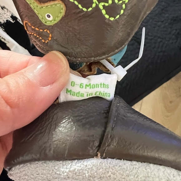 MOMO Brown and Green Dinosaur Patterned Shoes SZ 0-6 months EUC - Picture 4 of 4